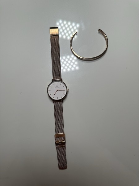 Uhr von Daniel Wellington mit Armreif gold