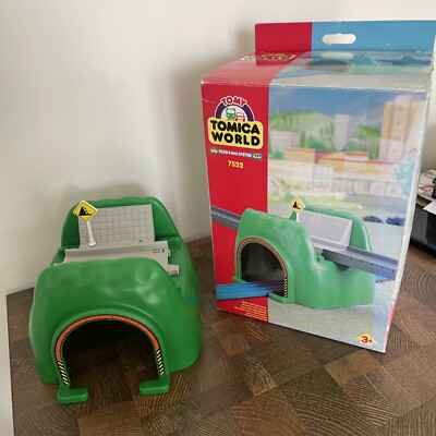 BTomy Tomica World Thomas Tank Engine Train - 7522 Road Rail Tunnel