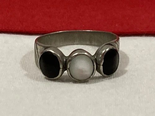 Vintage Southwestern 925 Sterling Silver MOP & Onyx Three Stone BAND RING SIZE 6