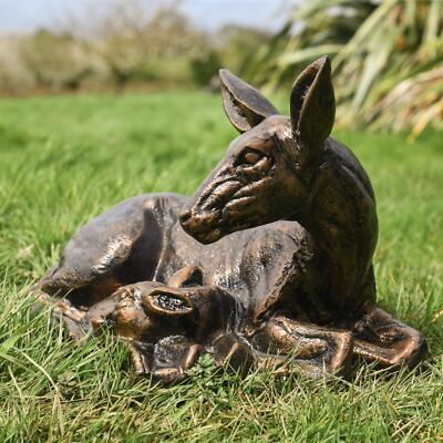 Gartenskulptur 'Mohn' & 'Klee' Reh und Rehkitz liegend