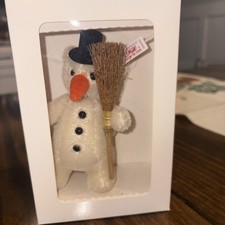 STEIFF "MINI SNOWMAN ORNAMENT" EAN 665592 WHITE MOHAIR W/BROOMSTICK 5 1/4"