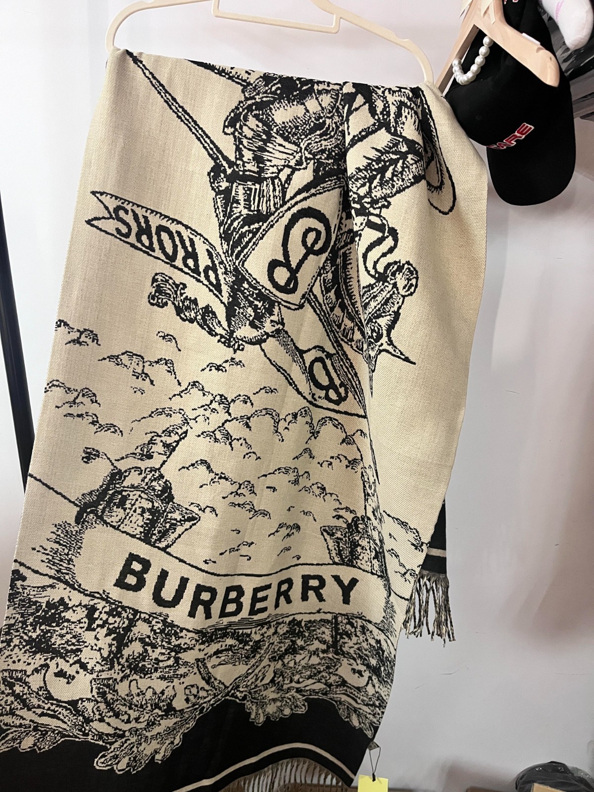 Burberry London New Scarf Shawl Stylish and Warm Autumn/Winter Collection