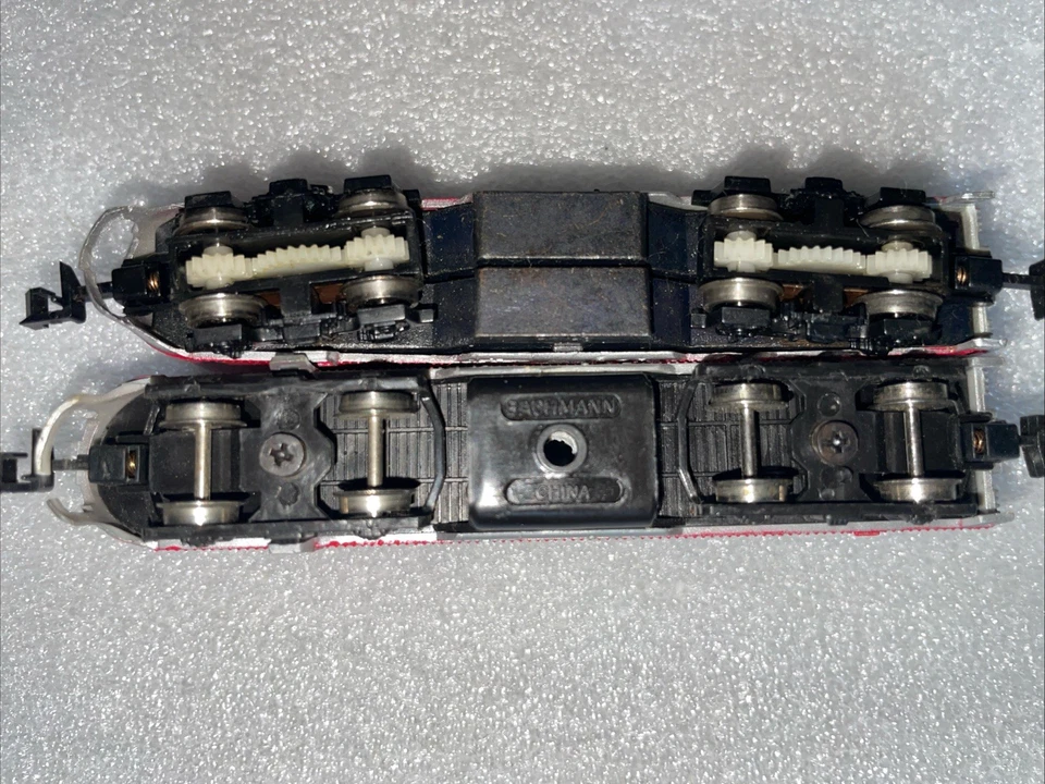 Bachmann N Scale ATSF F7 War Bonnet EMD Powered Locomotive And Dummy Locomotive. - Image 4 of 4