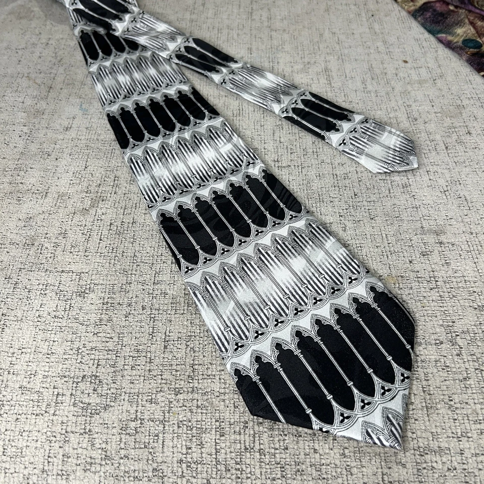 Corbata de seda Berlioni negra plateada geométrica gótica patrón de arco formal para hombre Foto 2 de 4