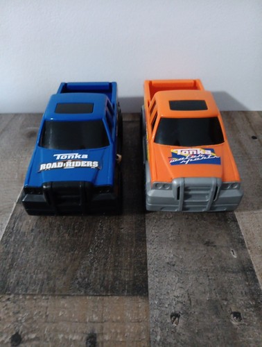 Lotto di 2 pick up vintage in plastica Tonka Hasbro sport acquatici, piloti su strada - Foto 6 di 10