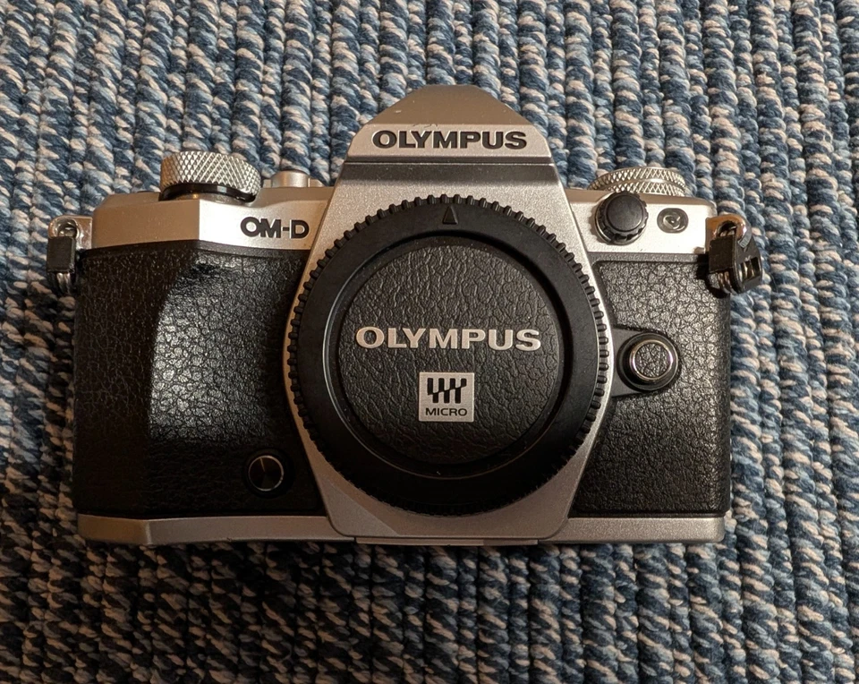 Olympus OM-D E-M5 Mark II Camera, Micro Four Thirds – Low S/C, spare batteries - image 2 of 4
