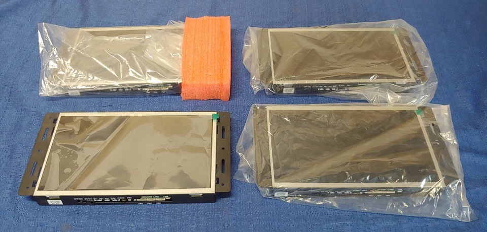 Lote de 4 telas de exibição Duco Technologies DT101-LC5G1-A com fontes de alimentação - Imagem 2 de 4