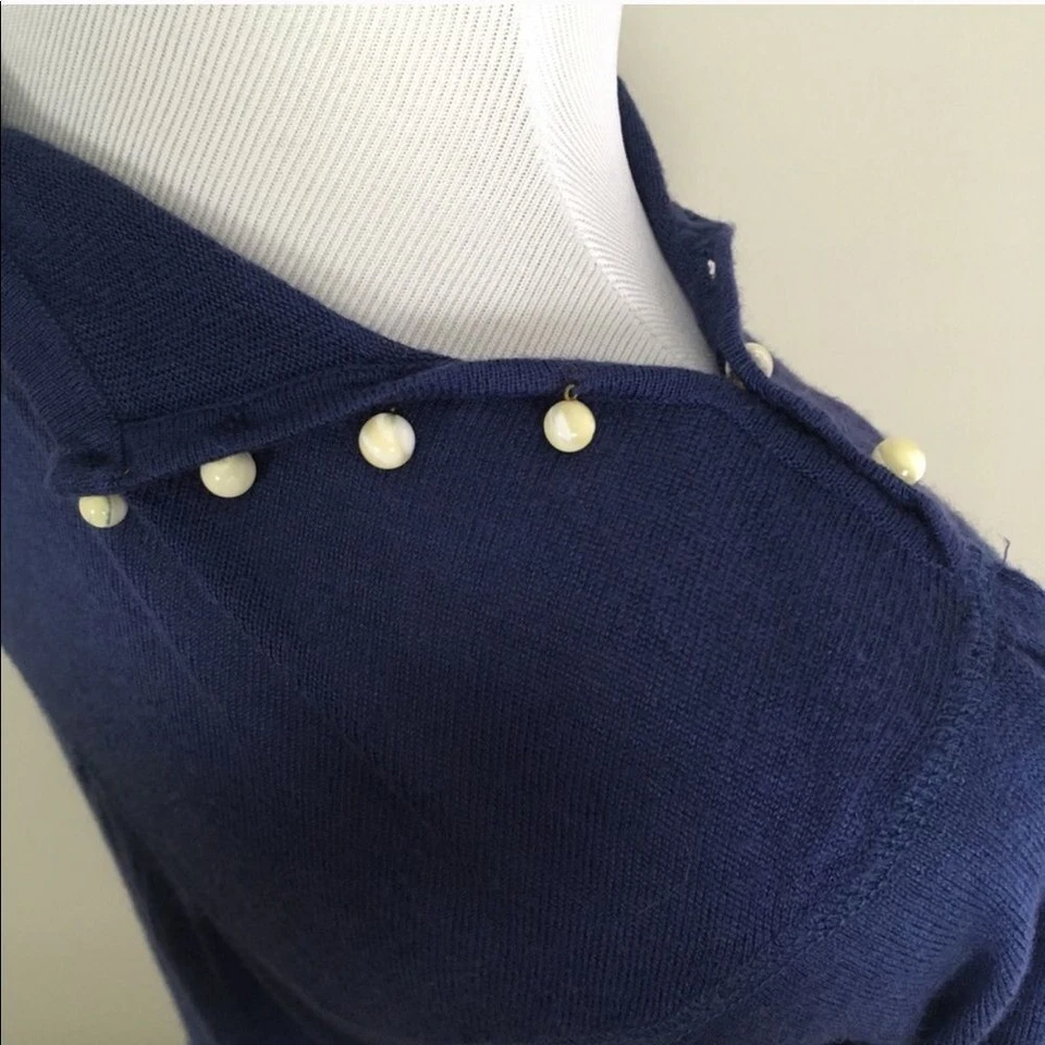 Top Lily McNeal de Revolve de bambú y cachemir azul real Foto 3 de 4