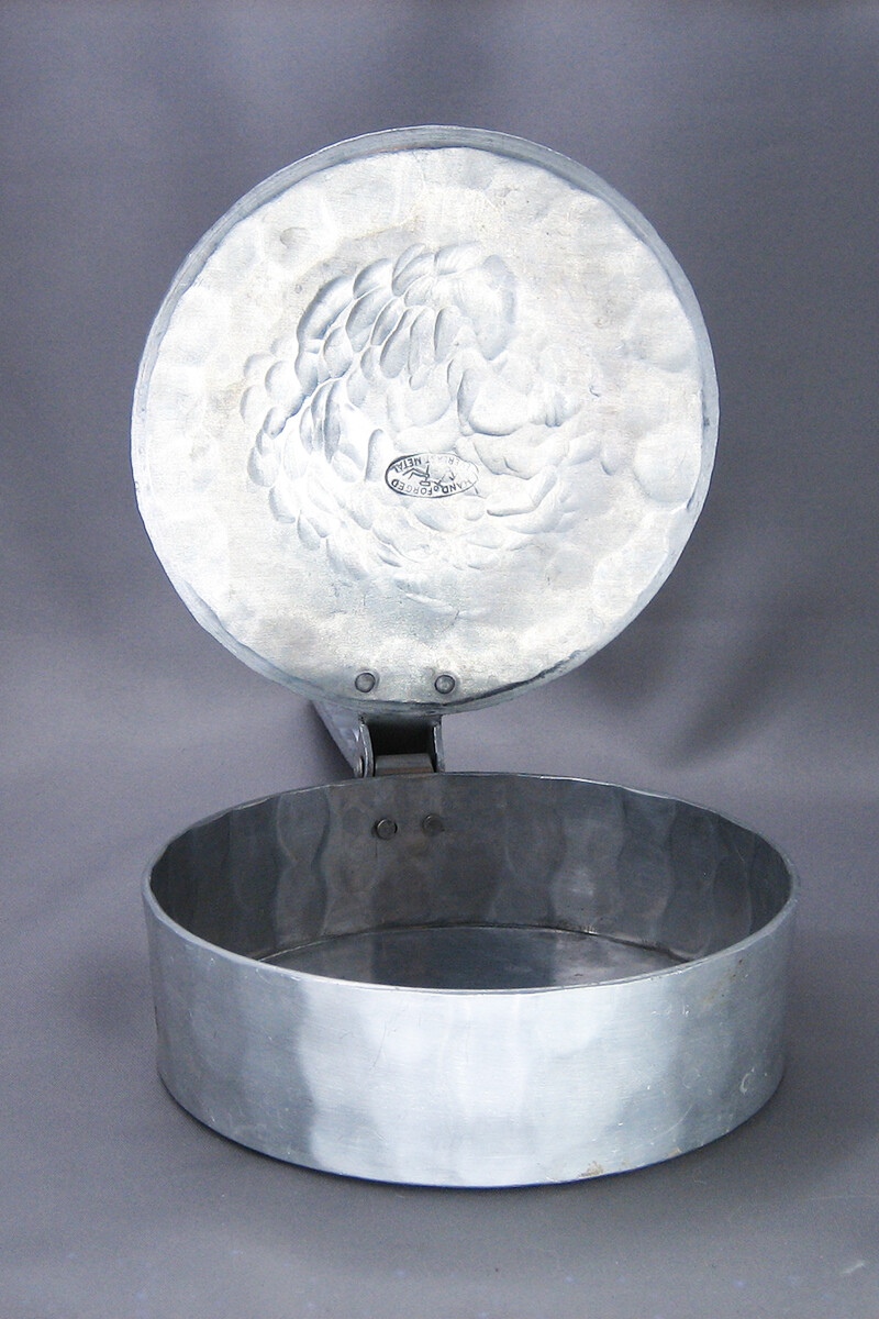 Vintage Everlast Metal Hand 6" Wide Aluminum Silent Butler 552