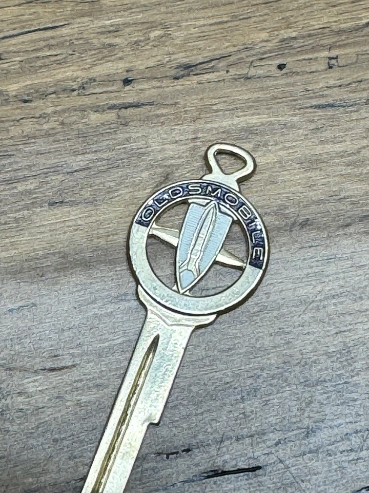 Oldsmobile Escudo Bombardero Logo Tono Dorado y Esmalte Vintage Coche Llave En Blanco Foto 2 de 4