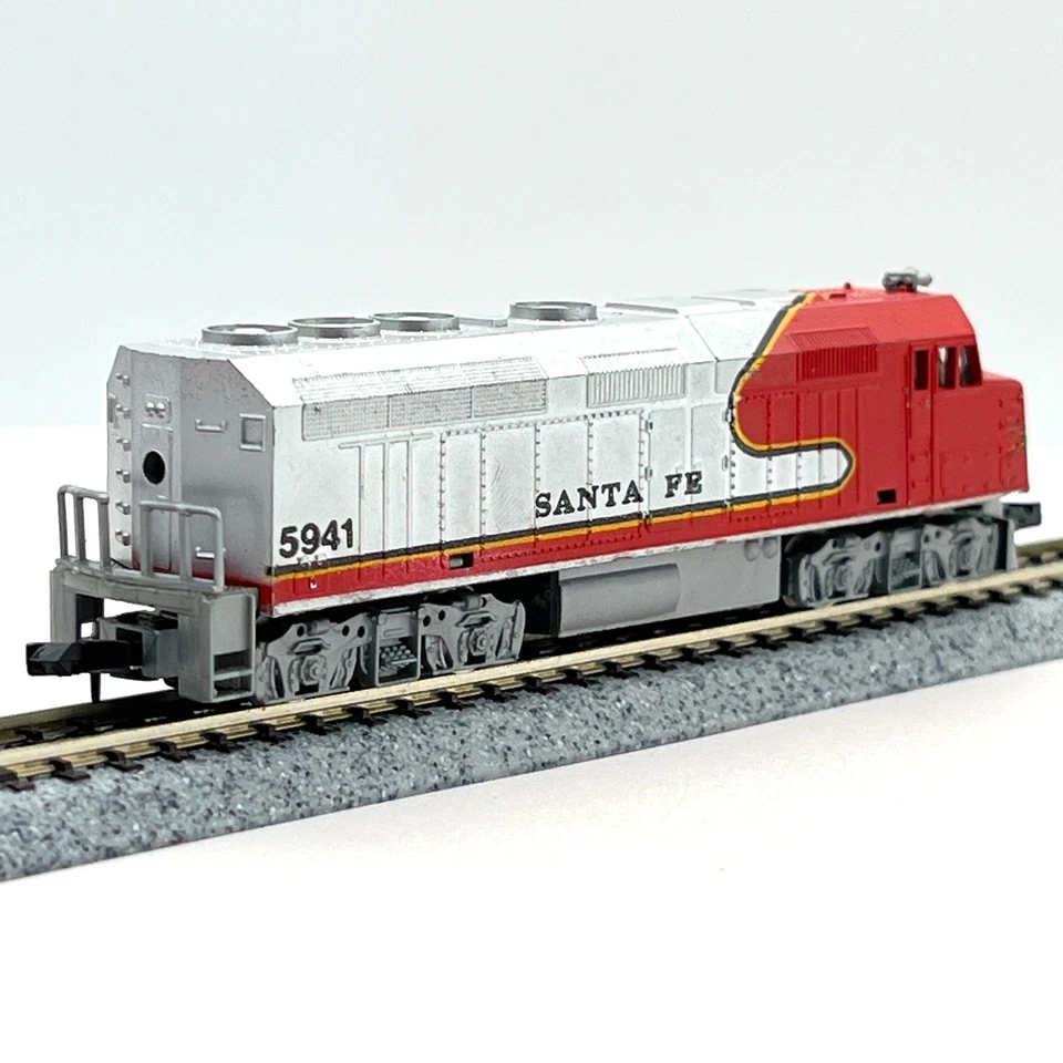 Model Power N Scale 7544 Santa Fe EMD F40PH Diesel Locomotive ATSF 5941 Std DC - Image 4 of 4