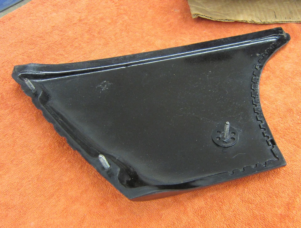 Oldsmobile 88 Deluxe 1952 recubierto de goma grava protector moldeado diestro 4589092 nuevo de lote Foto 3 de 3