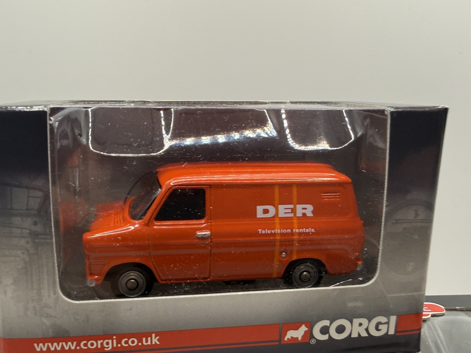 Corgi Trackside vans / cars Joblot X5 1:76 OO Gauge Diecast Model Cars thumbnail 2