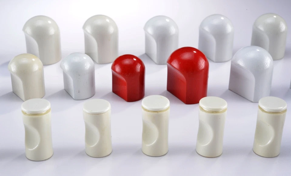 Tiradores de cajón modernos vintage de mediados de siglo de metal esmaltado blanco-rojo - era Drexel Foto 3 de 4