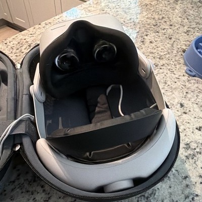 Meta Quest 2 Standalone VR Headset 120 Hz White w/ Controllers & Carry Case