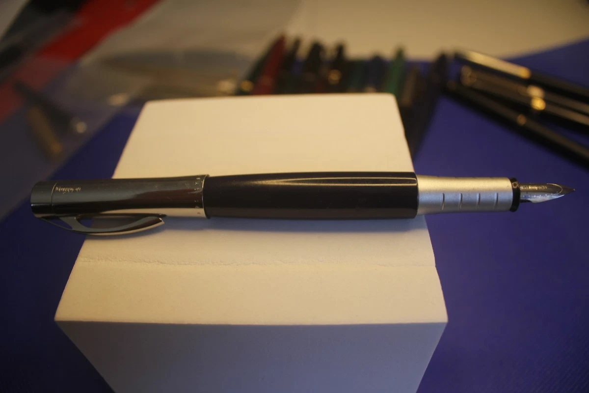 Stylo roller Uniball Signo RT 207 rétractable bleu Stylo roller Uniball Signo RT 207 rétractable bleu
