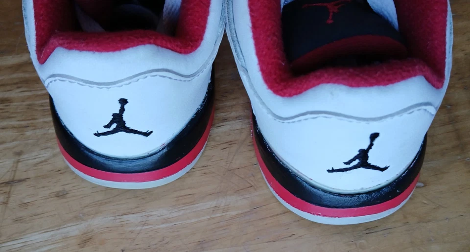 Jordan 5 Retro Bajo TD Fuego Blanco/Rojo-Negro Niño Pequeño Talla 7C Foto 3 de 4