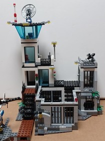 60130 LEGO CITY: Prison Island No Box or Manual.  Mostly Complete
