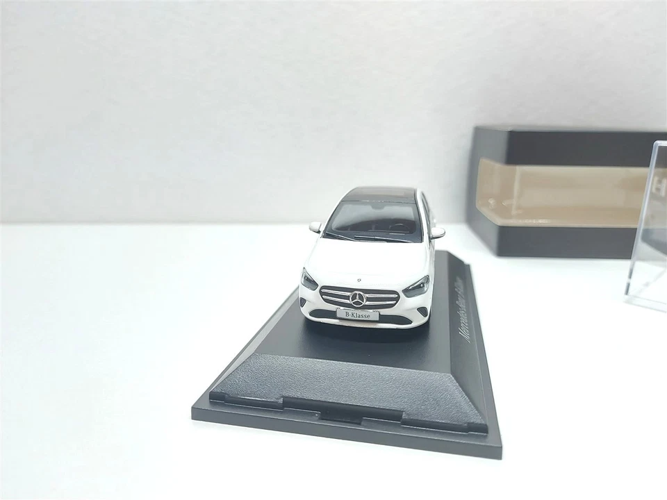 Mercedes-Benz B-Klasse (W247) Bianco del 2018 - 1/43 Herpa art. B66960457 - Immagine 2 di 4