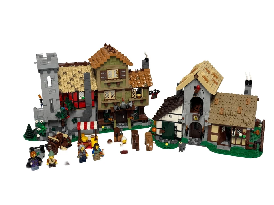 LEGO Icons 10332 Medieval Town Square, photo 3 of 3