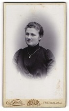 Fotografie Fietz, Freiwaldau, Rudolfsgasse, Junge Frau im Puffärmelkleid 