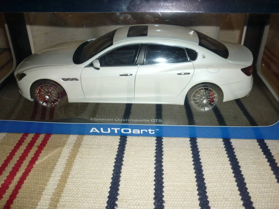 AUTOart 1/18 Maserati Quattroporte GTS modellino auto pressofuso bianco nuovo - Immagine 2 di 4