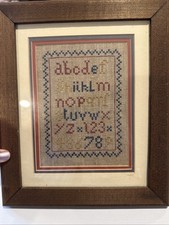 Primitives gerahmtes antikes Sampler Hefterei Alphabet