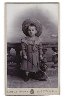 Fotografie Globus Atelier, Berlin, Oranien-Straße 52 /55, Bub mit Strohhut und  