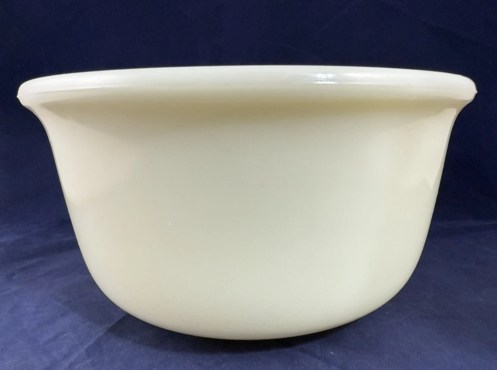 Vintage Hamilton Beach Ivory Uranium Custard Glass Mixing Bowl