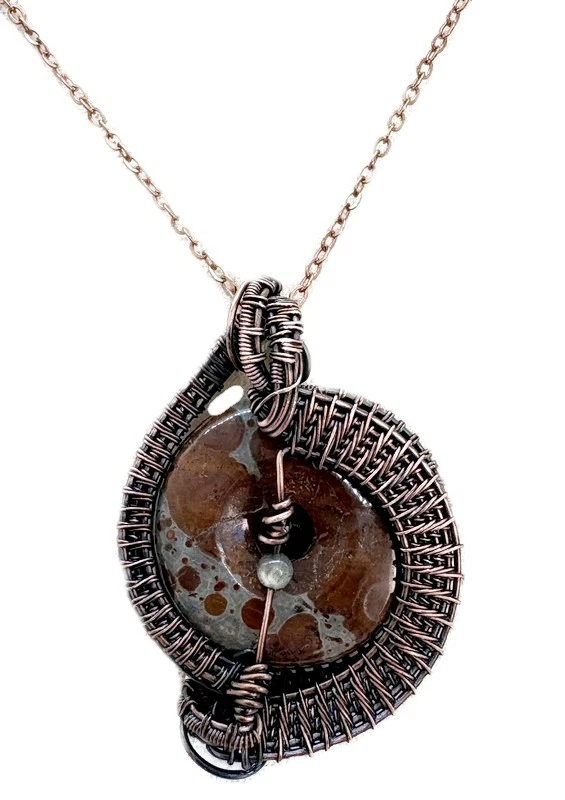 Colgante Donut Tejido de Jaspe Orbicular Artesanal con Envoltura de Alambre de Bronce Labradorita Foto 4 de 4