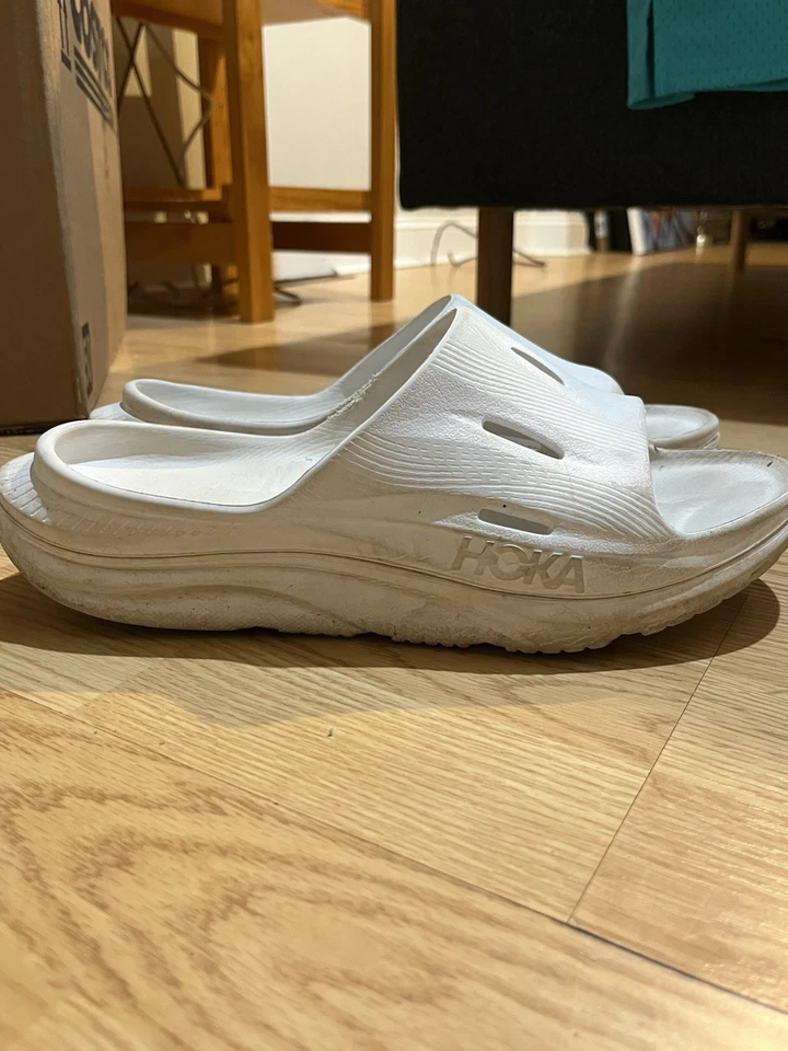 Sandálias Hoka Ora Recovery Slide 3 brancas masculinas tamanho 9.5 EUA conforto 1123761 - Imagem 3 de 4