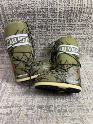 Größe 2,5 - 5 - MOON BOOT x Stranger Things Vines Stiefel moosgrün