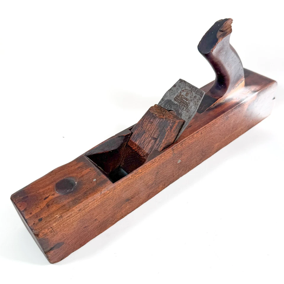 Avión de mano de madera antiguo vintage con carnicero de acero fundido - herramienta de mano del siglo XIX Foto 2 de 4