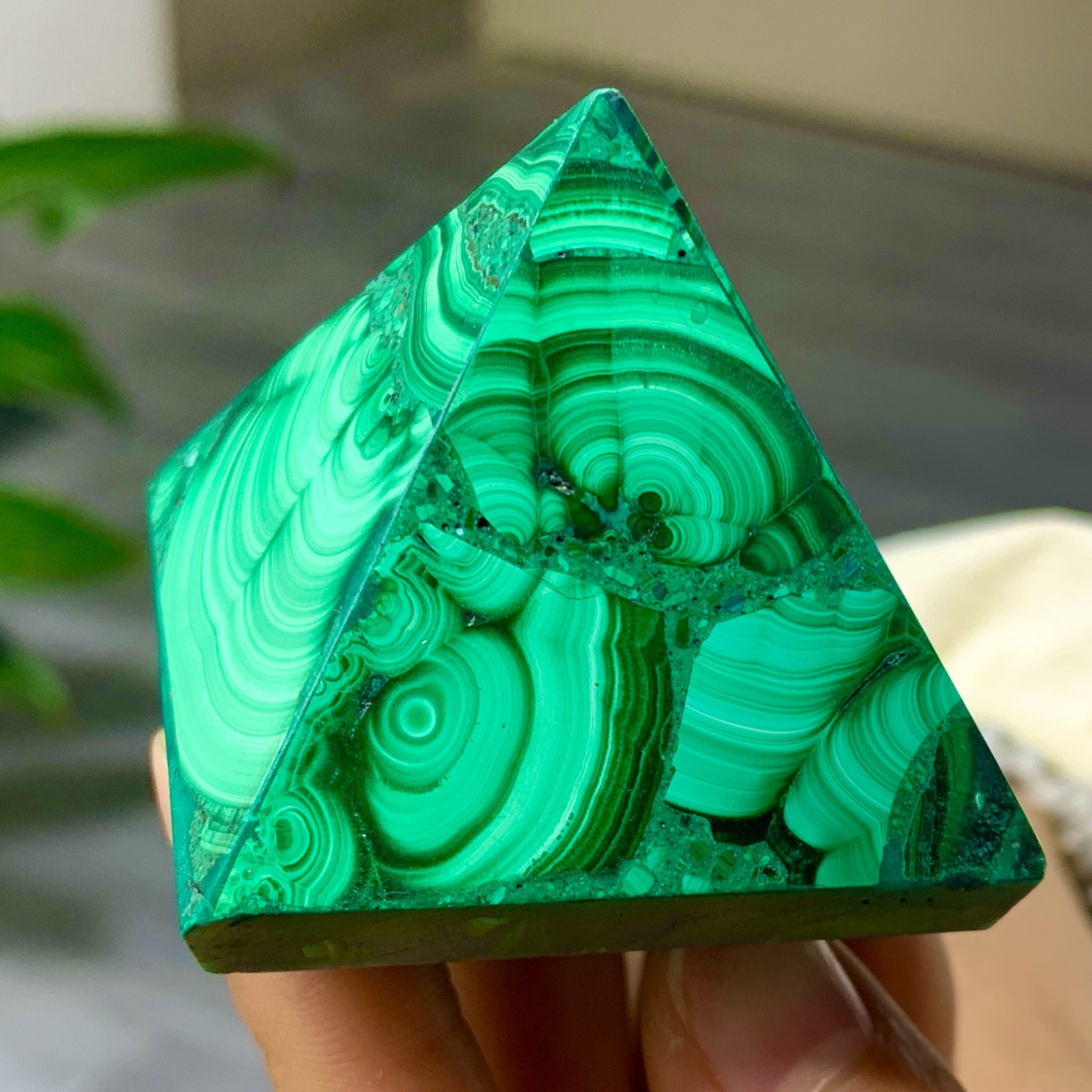 113G Natural malachite Pyramid Chakra Treatment Energy Stone Generator Spiritual