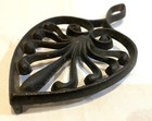 Antique vintage cast iron trivet, 9 1/4" 4 1/2" Heart shaped design, original — photo 2