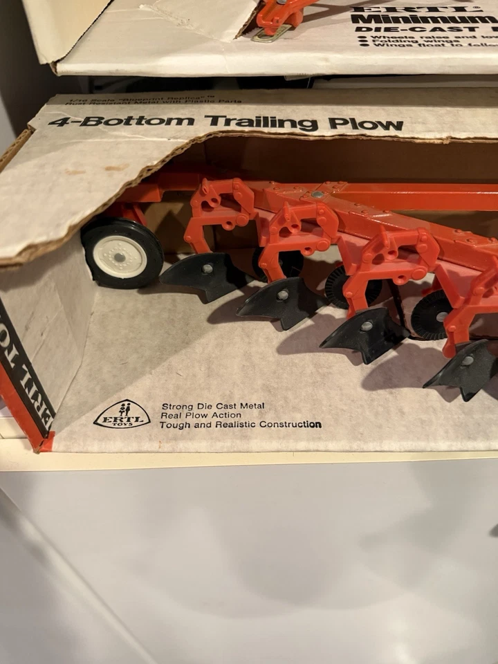 Ertl 1978 (1:16) 720 arado de labranza de cuatro fondos nuevo en caja (faltan piezas blancas) Foto 2 de 4