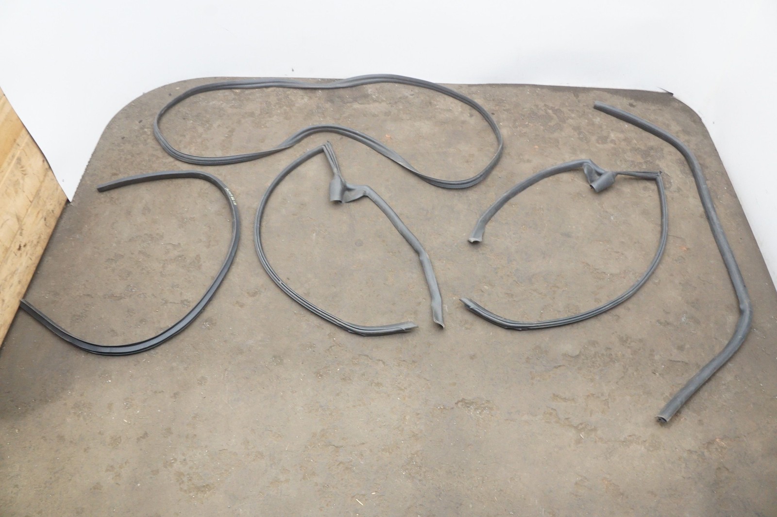 Aston Martin Vantage 2020 Front Right Seals Set