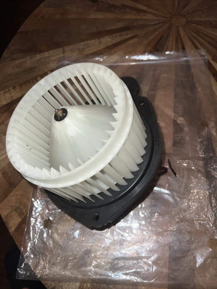 Motor soplador HVAC TYC 700231 para Chevy Trailblazer y GMC Envoy. Foto 3 de 4