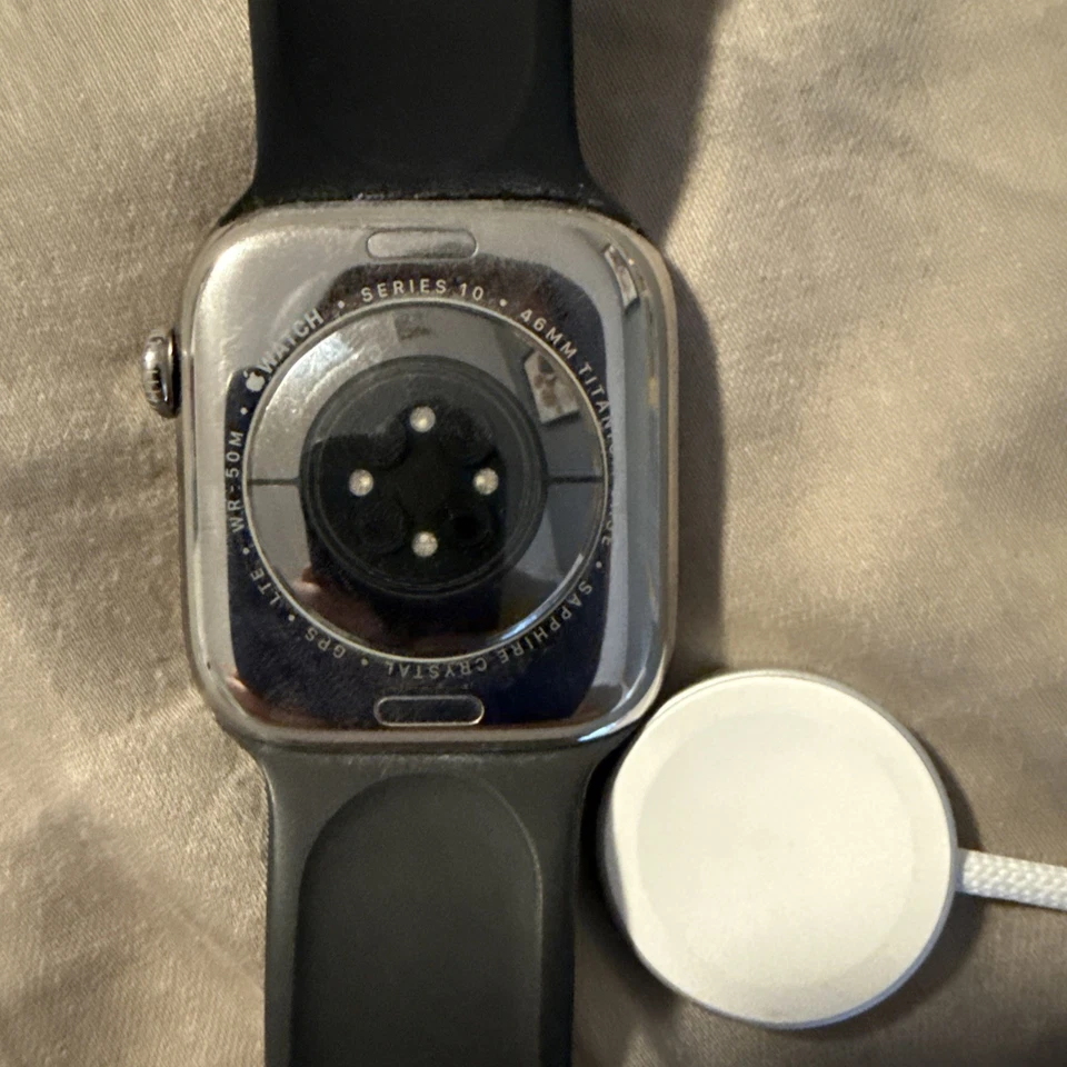Apple Watch Series 10 46mm estojo de titânio natural, GPS LTE, pulseira esportiva preta, M/L - Imagem 4 de 4