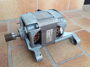 Motor Elektrolux Code 132386800 Drehstrommotor aus AEG L74850A Waschmaschine