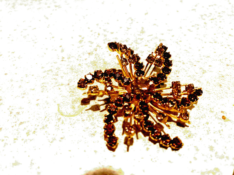VINTAGE SPINNING STAR AMBER & RHINESTONE IN GOLDTONE SETTING BROOCH