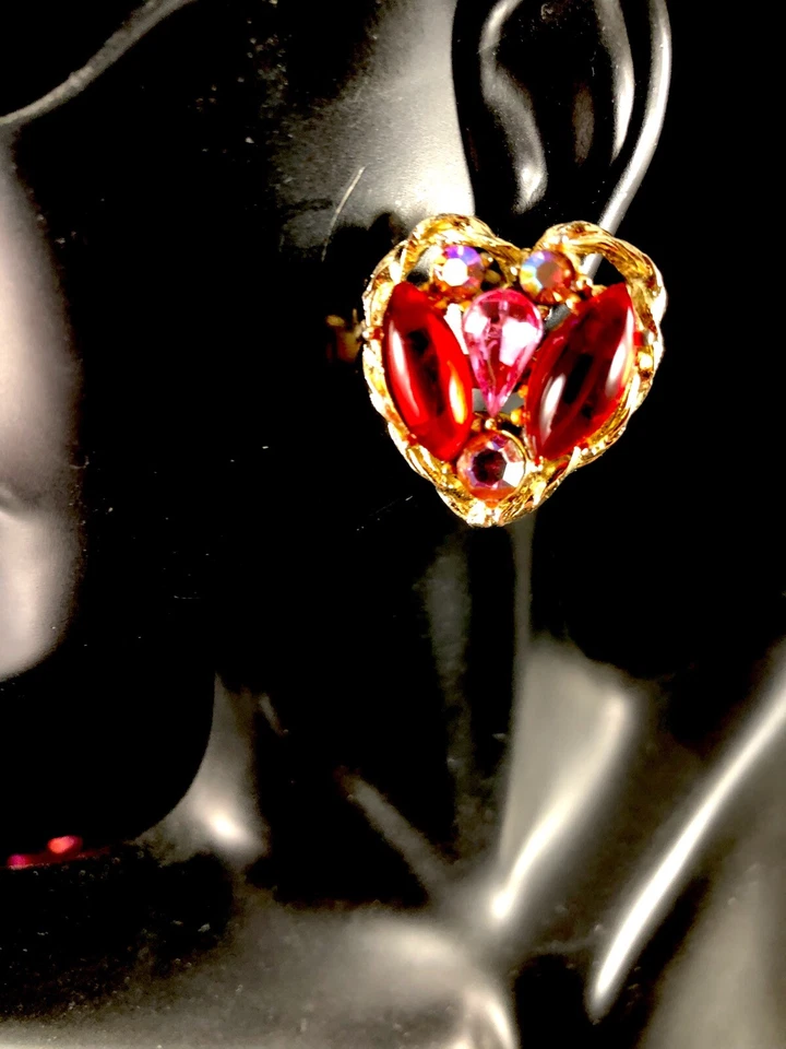 PRECIOSOS PENDIENTES CLIP CORAZÓN DIAMANTES DE IMITACIÓN ROSA CABUJÓN LUCITA ROJO RUBÍ DORADO Foto 2 de 4