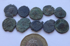 Lot von zehn ( 10 ) ungereinigten antiken römischen Bronzemünzen..