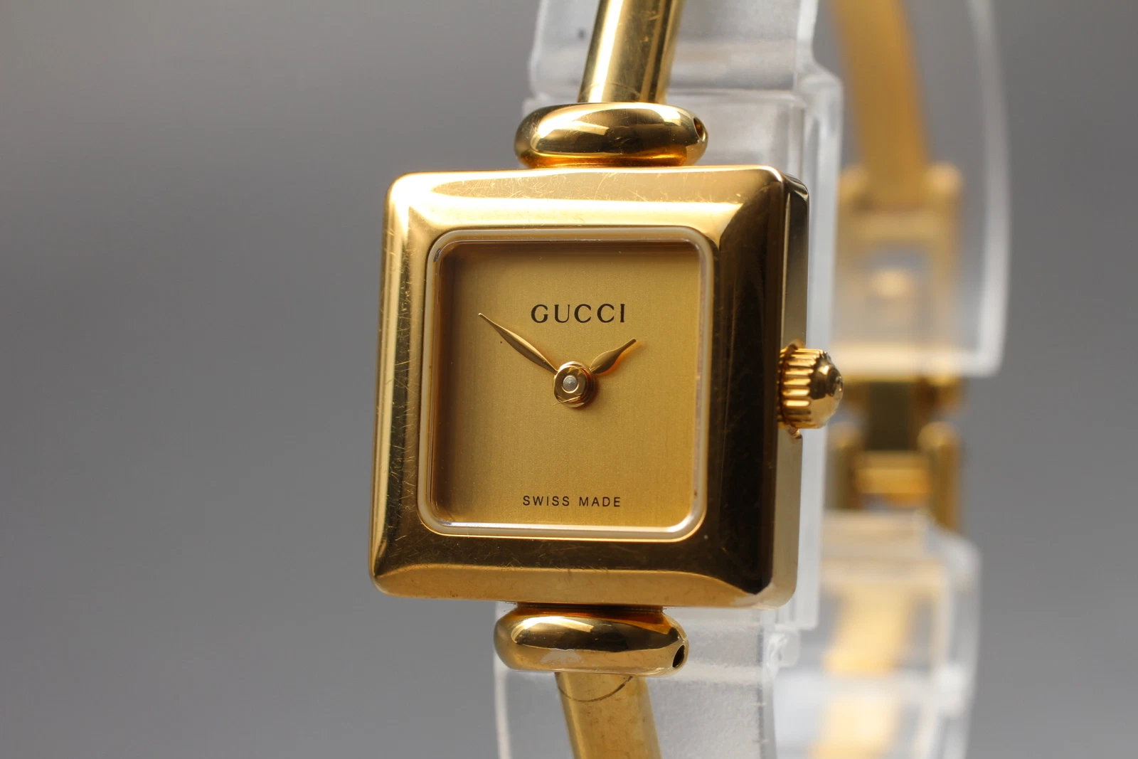 [Presque comme neuve] Montre femme vintage GUCCI 1900L cadran doré 19 mm quartz du JAPON　