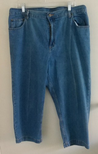 L.L Bean Women's/Misses Size 18 R cropped Light Wash Blue Jeans. Stretch waist.