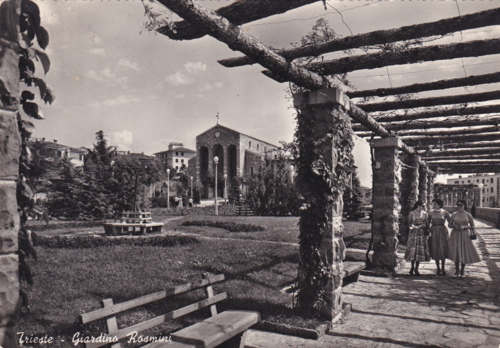 CARTOLINA DI TRIESTE ,CAMPI ELISI - GIARDINO ROSMINI viaggiata 1955