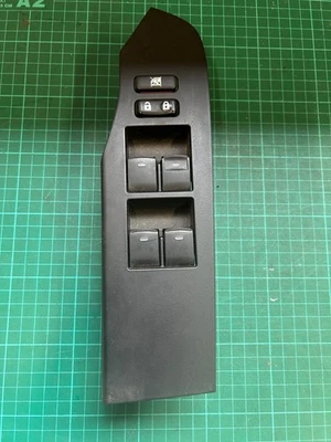 Toyota Auris Hybrid Estate Mk2 15-19 Drivers Right Window Switch 84040-02110 - Image 1 of 3
