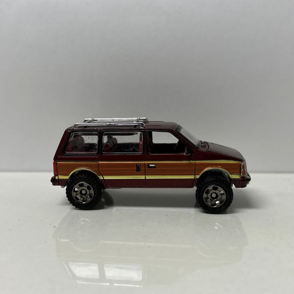 Dodge Caravan 1984 rojo elevado Auto World 1/64 personalizado Foto 2 de 4