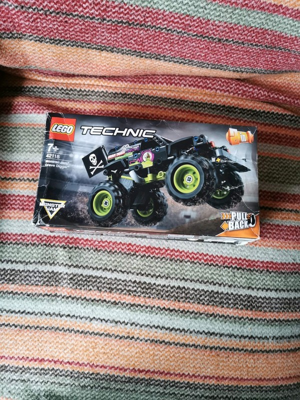 LEGO Technic Monster Jam Grave Digger 2 in 1 Set 42118 Damaged Box Retired Set
