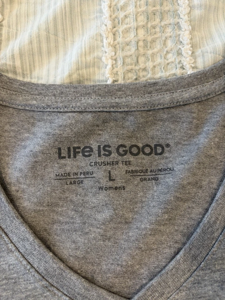 Camiseta trituradora Life is Good para mujer cuello en V manga larga Wild Life elefante azul Foto 3 de 4